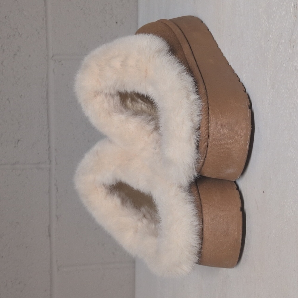 Women’s Tan Fur-Lined Platform Slip-On Slippers Size 42 (US 9.5), Cozy Winter - Picture 2 of 4